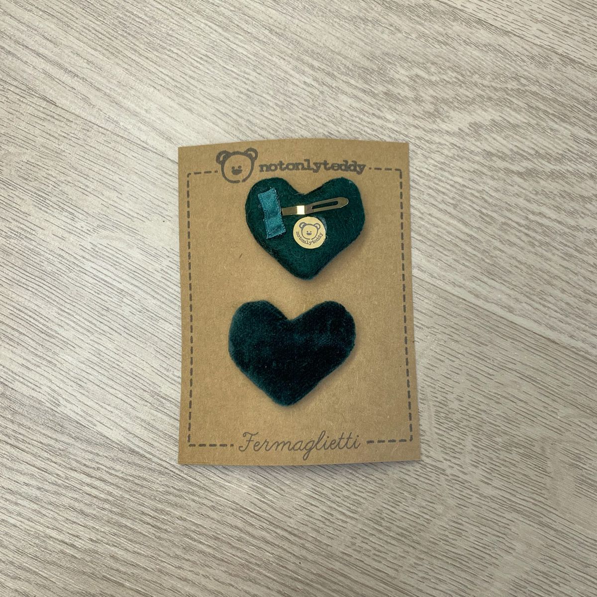 fermaglietti piccoli a forma di cuore in velluto verde - davanti e dietro