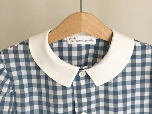 grembiulino asilo a quadri denim con leoncino – dettaglio colletto