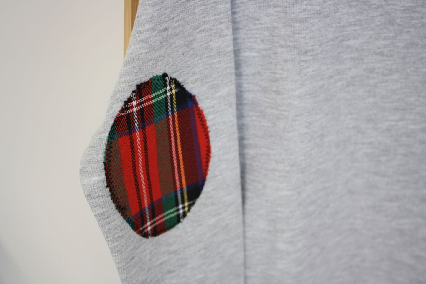 Felpa grigia con toppe scozzesi - taglia 4-5 anni