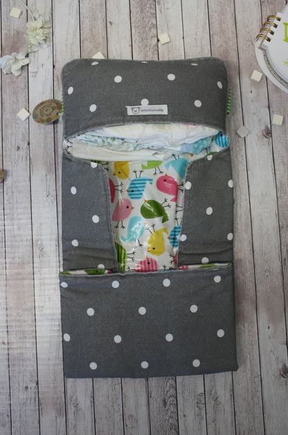 Fasciatoio portatile - Portapannolini grigio a pois con interno cerato a fantasia di uccellini - personalizzabile