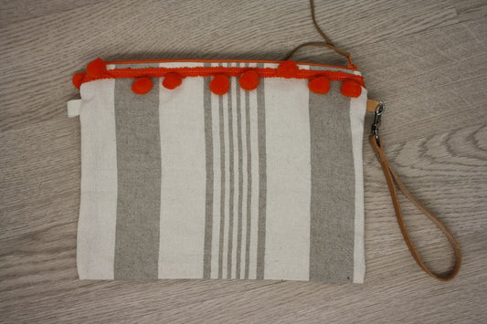 Pochette mare fatta a mano, tessuti a righe con pompon e manichetto - decorata granchietto
