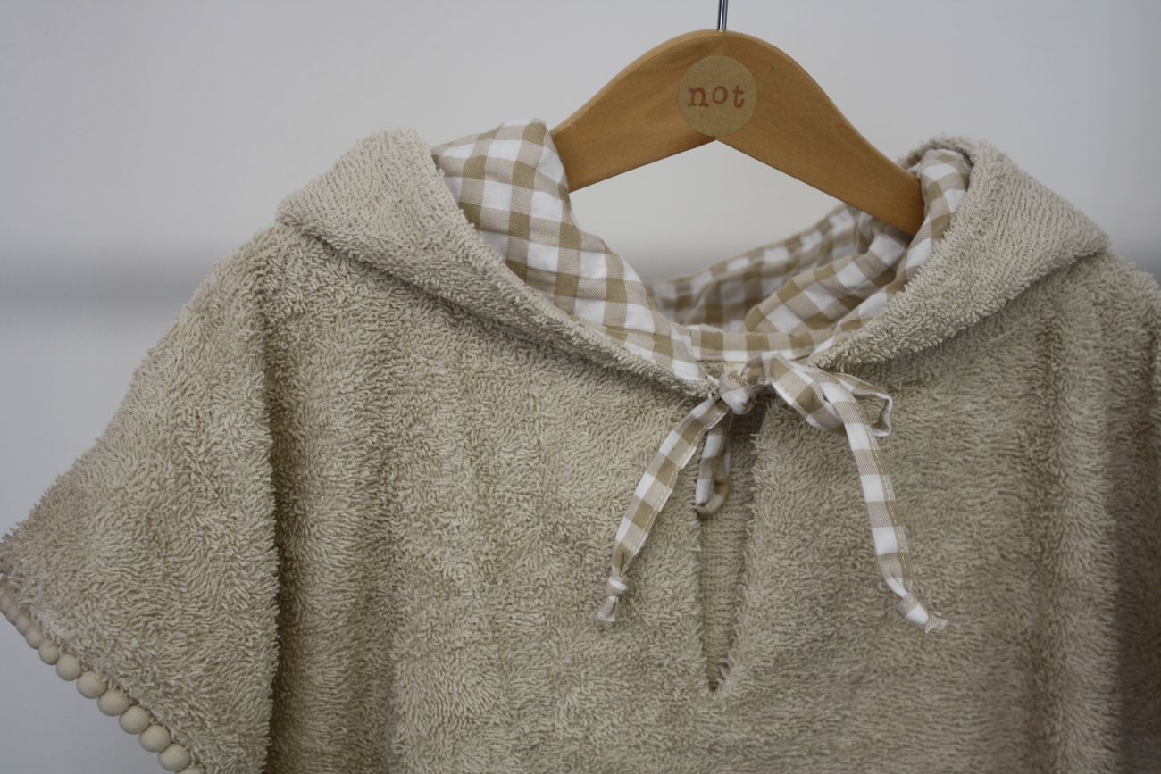 poncho bambina per la spiaggia, spugna beige e tessuto a fiori – dettaglio