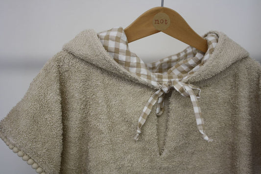 poncho bambina per la spiaggia, spugna beige e tessuto a fiori – dettaglio