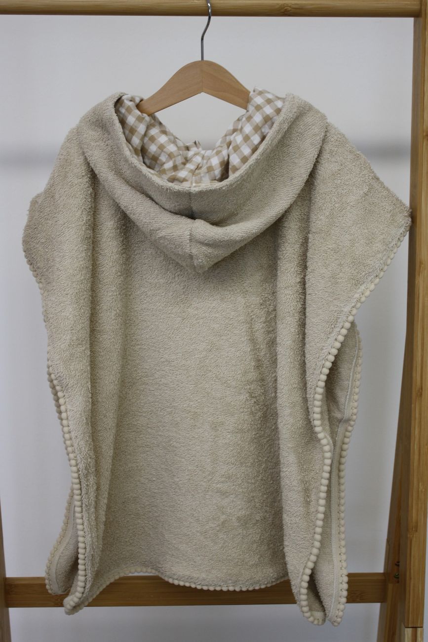 poncho bambina per la spiaggia, spugna beige e tessuto a fiori – dietro