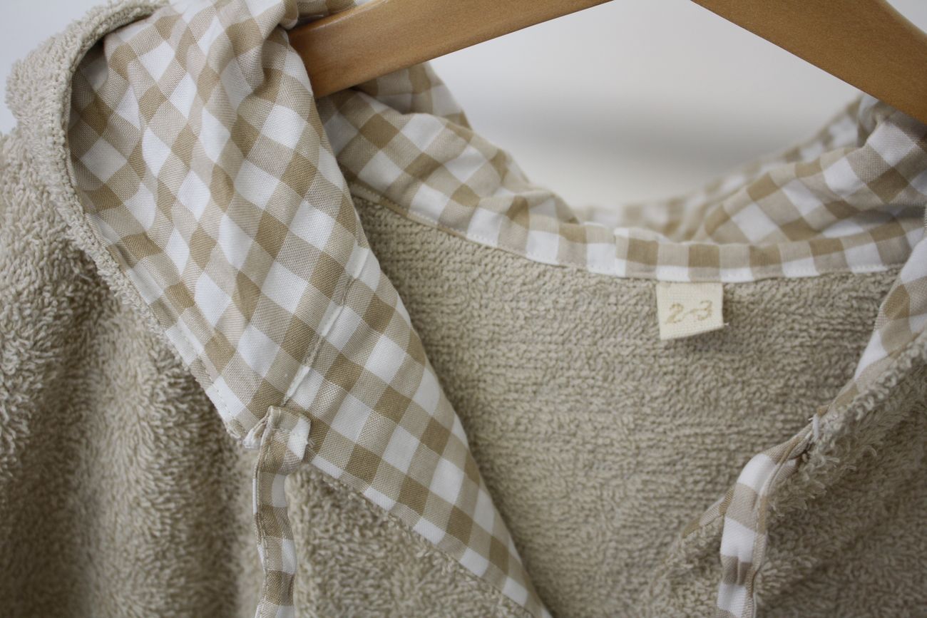 poncho bambina per la spiaggia, spugna beige e tessuto a fiori – dentro