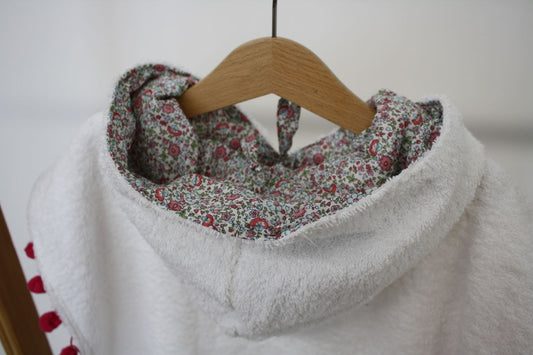 poncho bambina per la spiaggia, spugna bianca e tessuto a fiori – dettaglio dietro