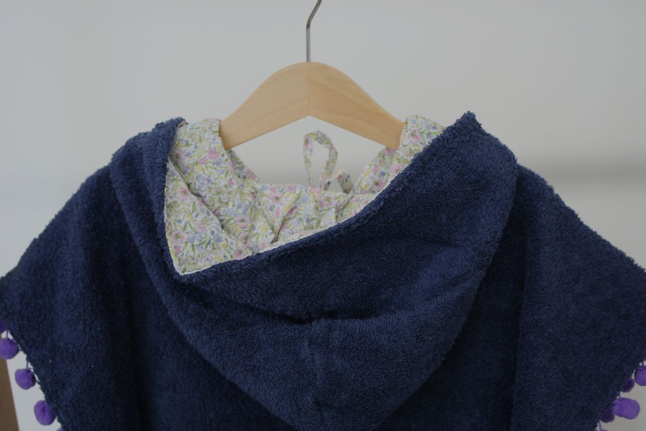 poncho bambina per la spiaggia, spugna blu e tessuto a fiori – dettaglio dietro
