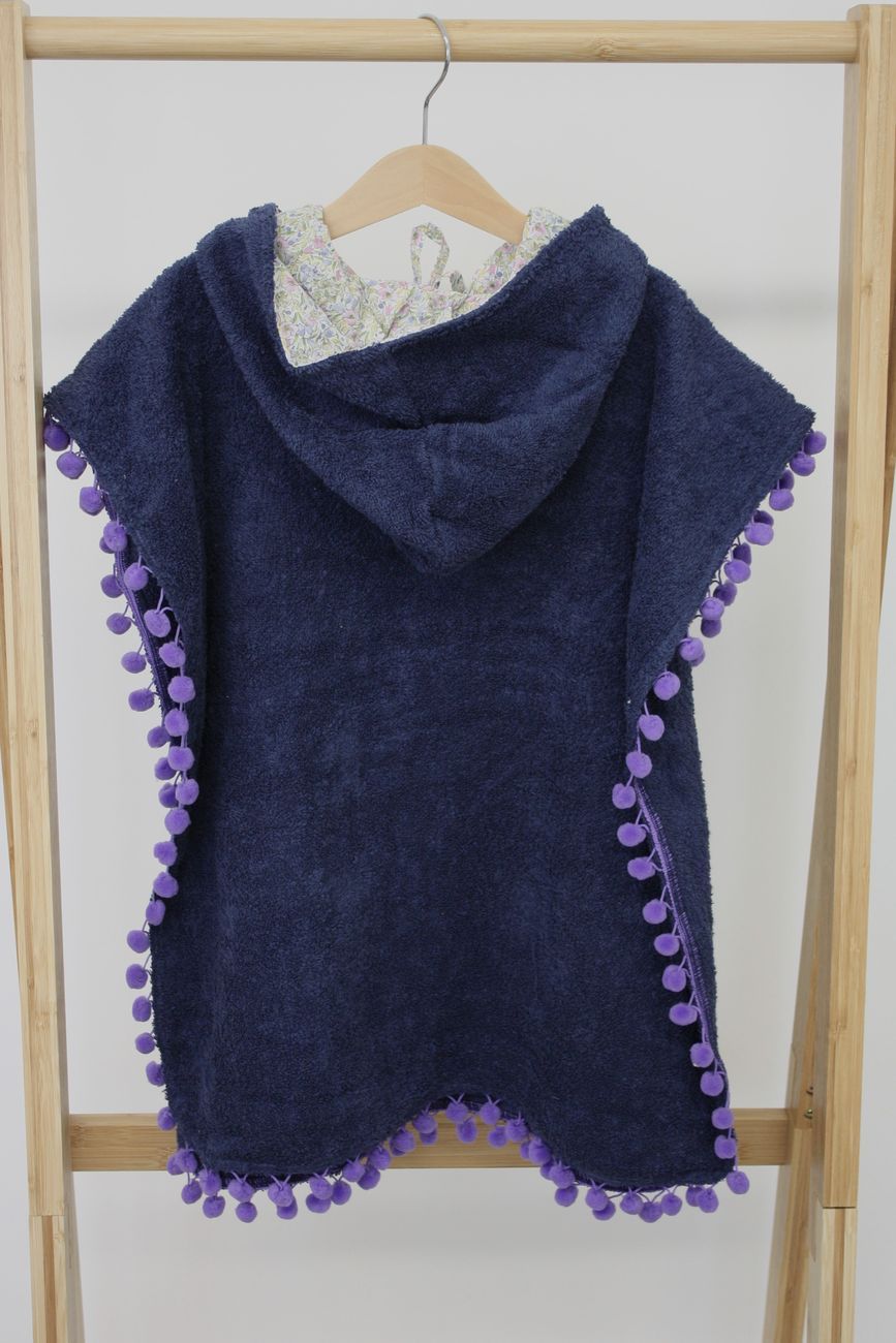 poncho bambina per la spiaggia, spugna blu e tessuto a fiori – dietro