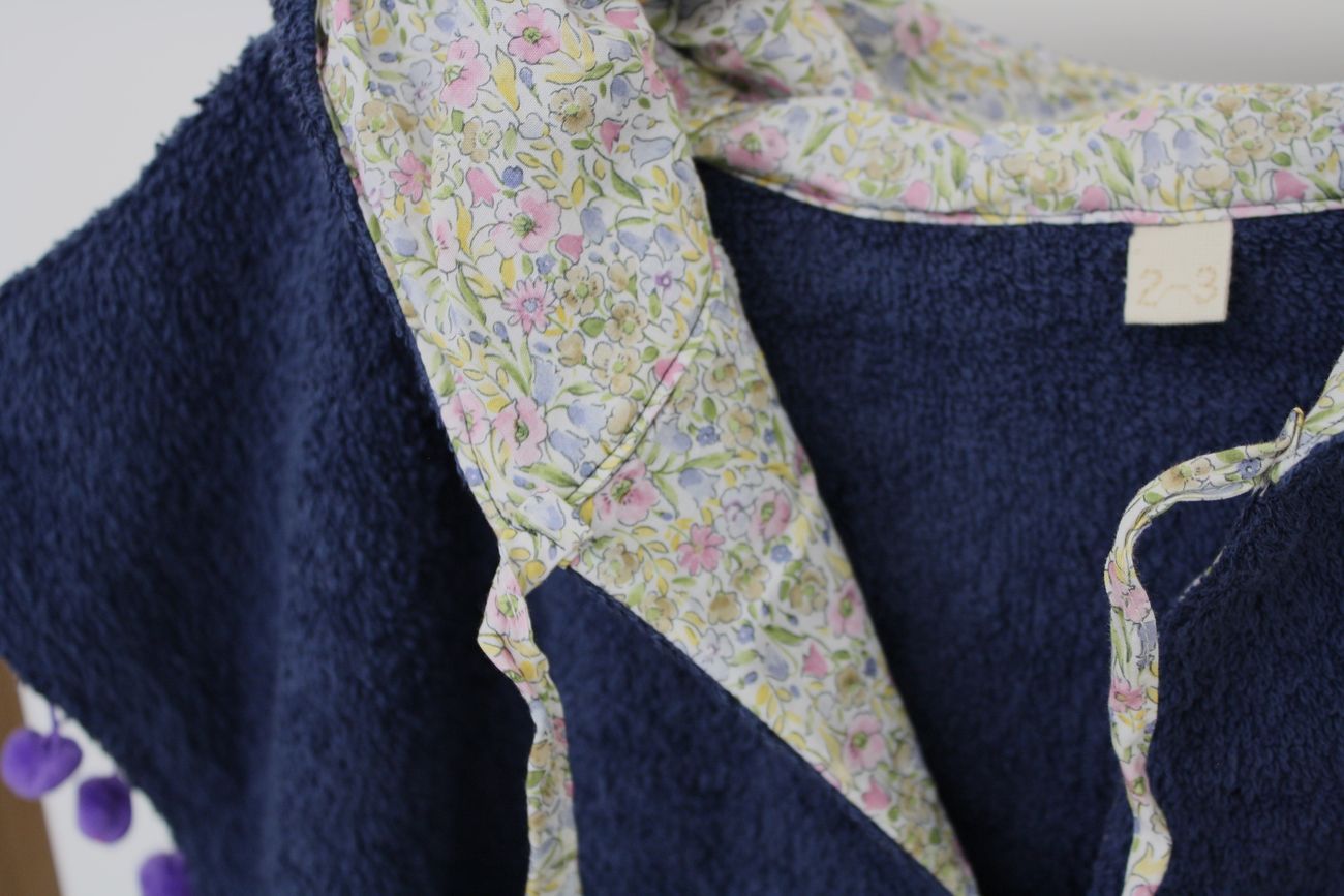 poncho bambina per la spiaggia, spugna blu e tessuto a fiori – dentro