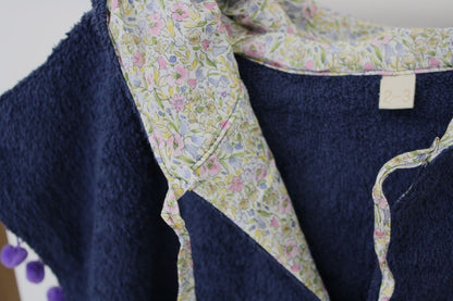 poncho bambina per la spiaggia, spugna blu e tessuto a fiori – dentro