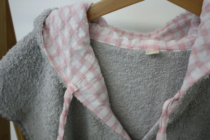 poncho bambina per la spiaggia, spugna grigia e tessuto a quadri rosa – dentro