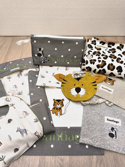 Sacchetto semplice bianco e grigio a pois con decorazione di tigrotto