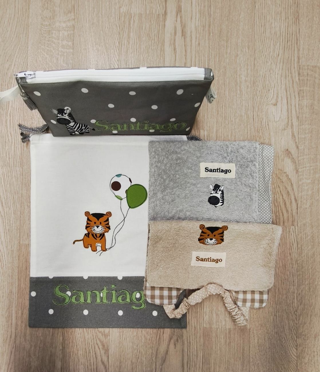 Sacchetto semplice bianco e grigio a pois con decorazione di tigrotto
