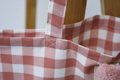 Dettaglio cuciture su shopper donna a quadri rosa antico