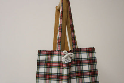 dettaglio di fiocchetto bianco su shopper donna tessuto tartan bianco