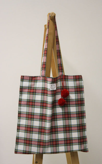 shopper donna in tessuto tartan bianco con pom pon rossi