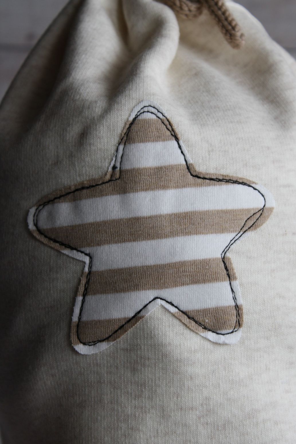 Berretto con fiocchetto - stella righe -  T 3-5 anni