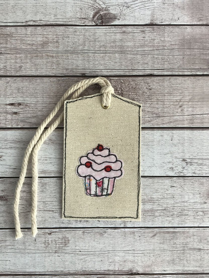 🧁 Tag decorativa in tessuto – Ricamo cupcake 🍭