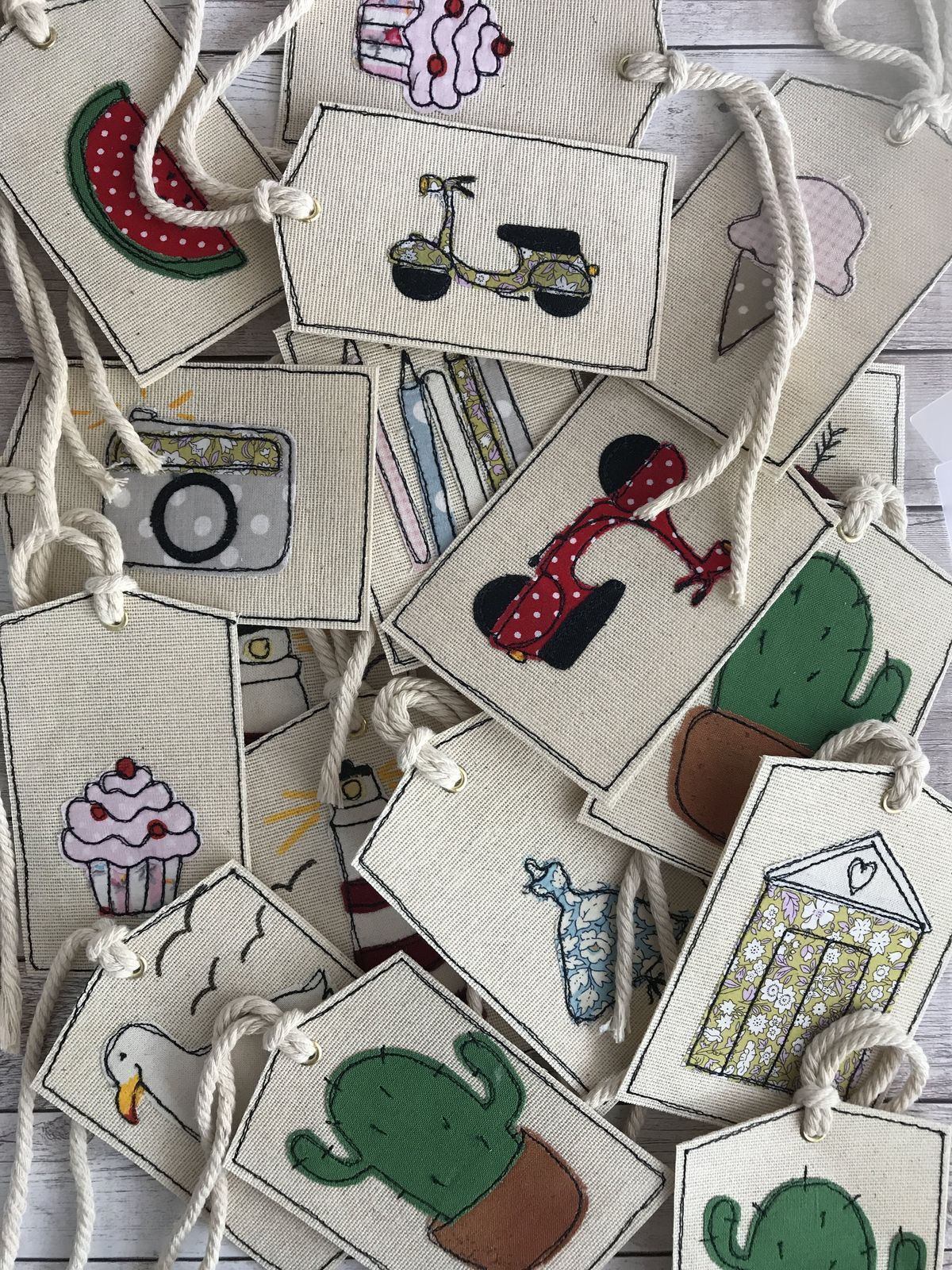 🧁 Tag decorativa in tessuto – Ricamo cupcake 🍭