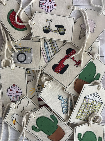 🧁 Tag decorativa in tessuto – Ricamo cupcake 🍭