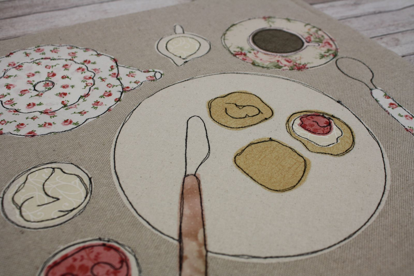 dettaglio ricamo di tovaglietta all'americana con cream tea