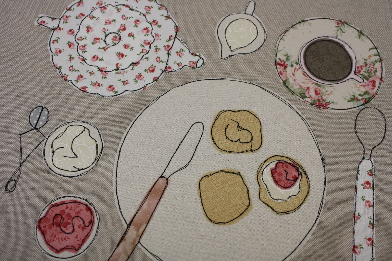 dettaglio ricamo di tovaglietta all'americana con cream tea