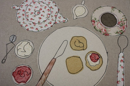 dettaglio ricamo di tovaglietta all'americana con cream tea