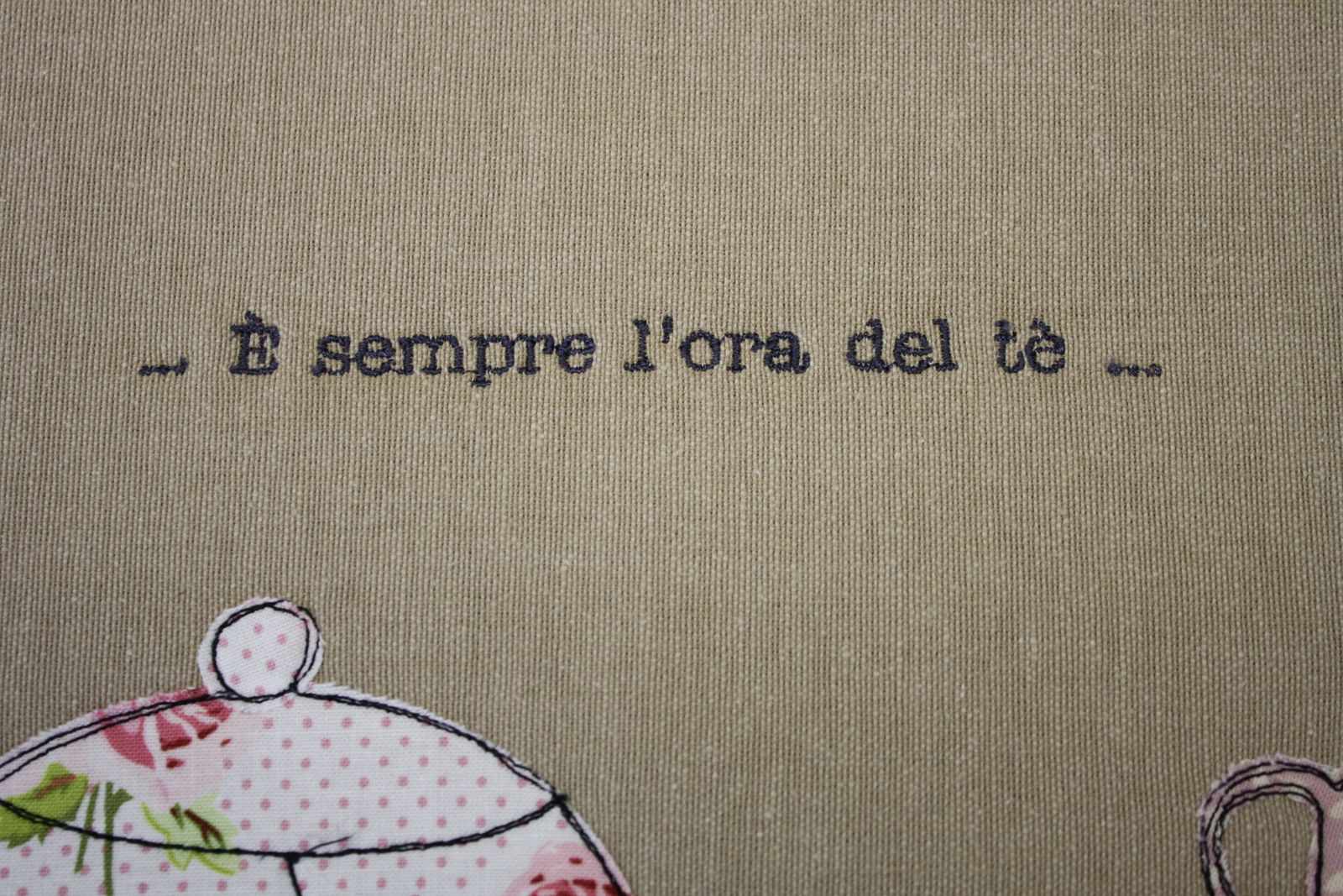 dettaglio ricamo su tovaglietta
