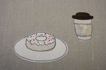 dettaglio ciambella caffè su tovaglietta colazione