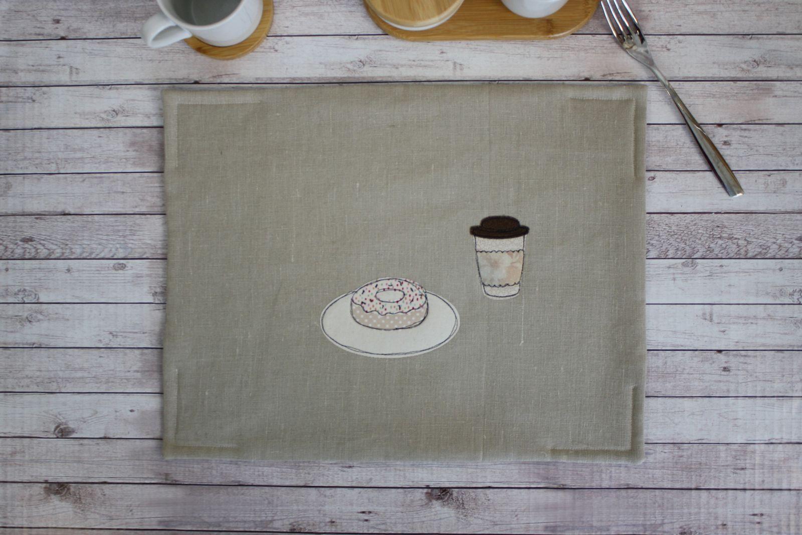tovaglietta per colazione con ciambella e caffè