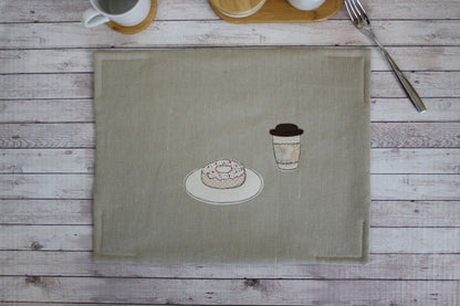 tovaglietta per colazione con ciambella e caffè
