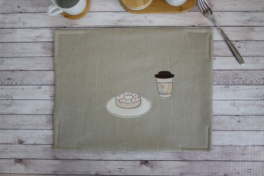 tovaglietta per colazione con ciambella e caffè