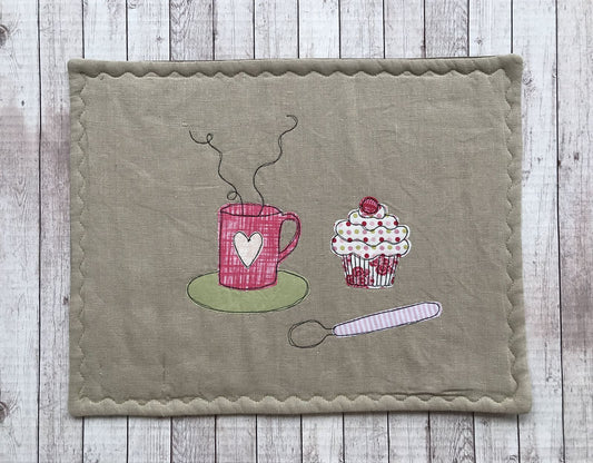 tovaglietta singola decorata con cupcake e mug fumante