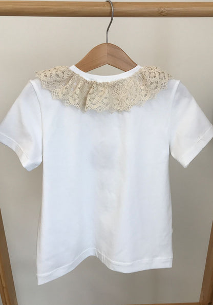 Retro di maglietta a maniche corte bianca per bambina con ricamo di ballerina e colletto arricciato in pizzo