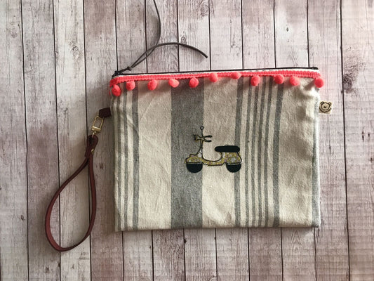 pochette mare a righe verticali con ricamo di scooter