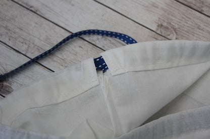 Sacchetto semplice bianco e grigio a pois con decorazione di tigrotto