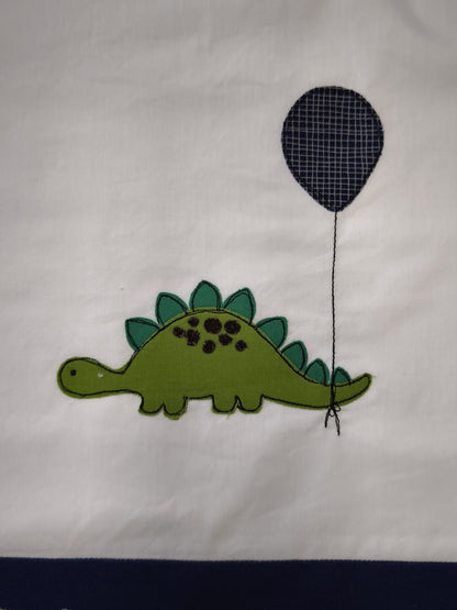primo piano dinosauro su zainetto asilo